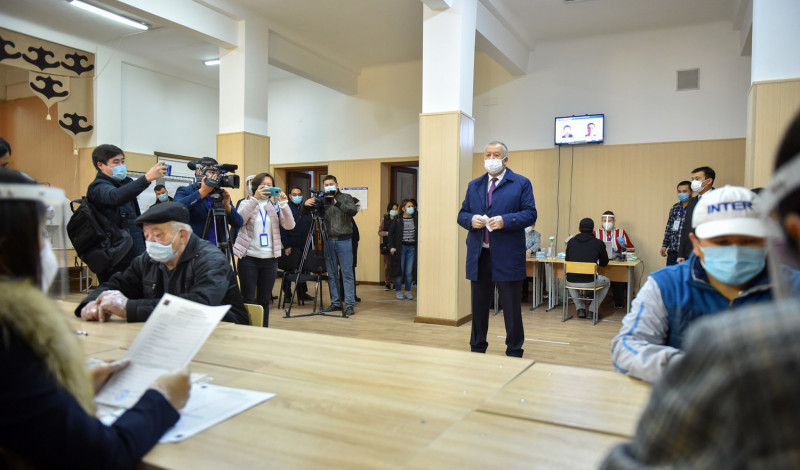 吉爾吉斯總理博羅諾夫（中，穿藍大衣者）在議會大選後發表言論，沒想到隔2天就下台。   圖：翻攝自吉爾吉斯政府官網
