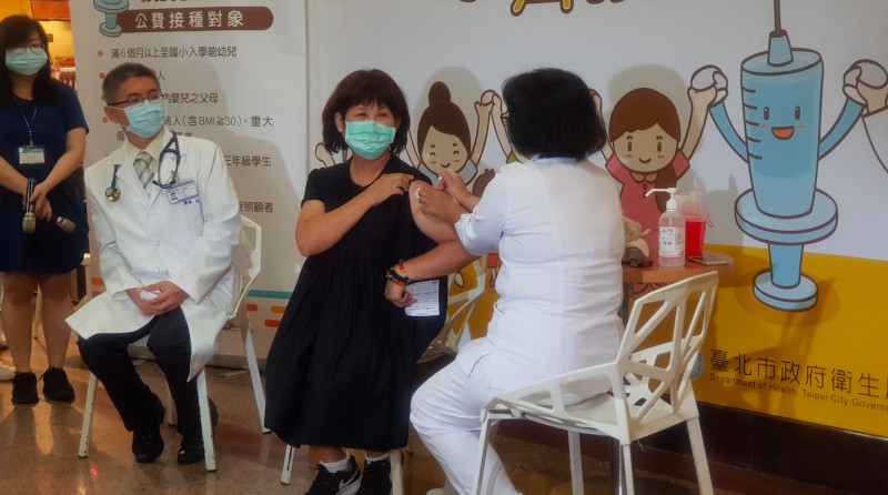 今年接種流感疫苗初期十分踴躍，近2日因實施分流與被韓國新聞嚇到，接種人次少了許多。   圖：台北市政府衛生局／提供