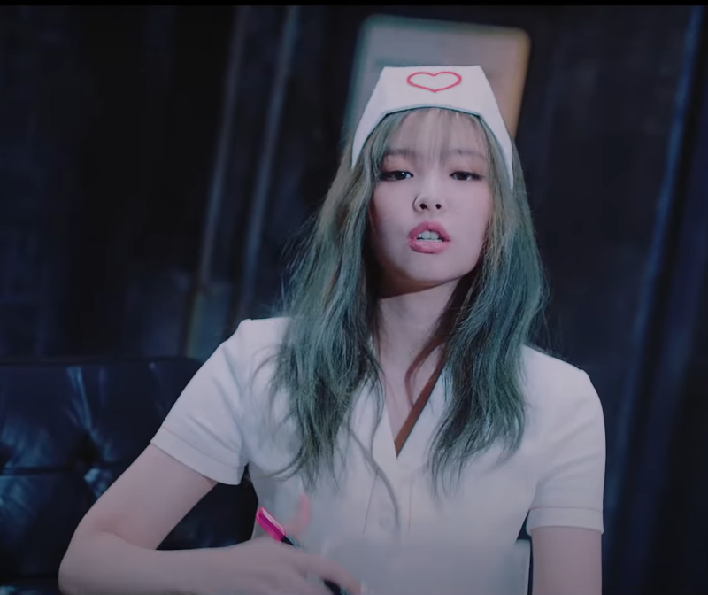 Blackpink成員Jennie在MV中扮演俏護士，卻引起韓國網民不滿。   圖：截圖自YouTube BLACKPINK