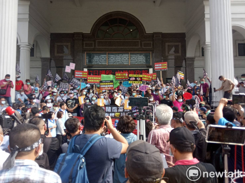 杏仁哥聚眾在高市議會外發起舉反美豬陳抗。   圖：孫家銘/攝