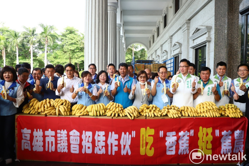 高雄市議員以吃香蕉方式力挺高雄在地蕉農。   圖：高雄市議會/提供
