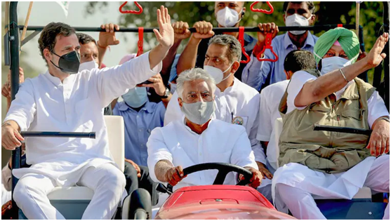 國大黨領導人拉胡爾·甘地（左一）開拖拉機參加農民抗議。   圖：翻攝自環球網