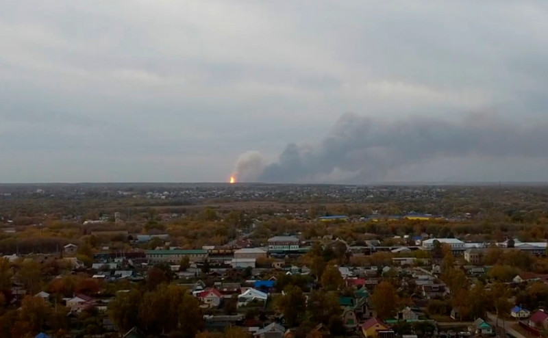 俄羅斯梁贊州軍事基地軍火處因大火爆炸，遠在數公里外都可以看到火花與濃煙。   圖：翻攝自rznnews62 / VK