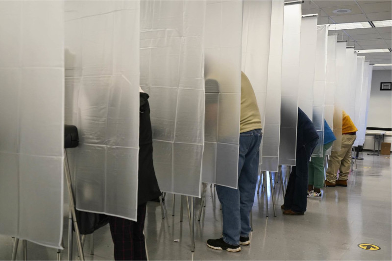 因應新型冠狀病毒疫情，美國總統大選提前投票，有些投票站內設有透明簾幕   圖：達志影像/美聯社