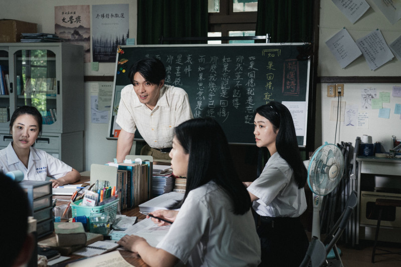 新科金鐘視帝姚淳耀(左2)在《返校》影集中飾演詩社的指導老師。   圖：公視/提供