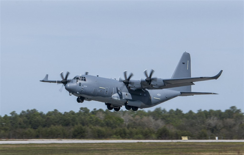 一架美軍MC-130J特戰運輸機8日出現在台灣海峽中線，由北往南飛行。   圖：取自維基共享資源／作者USAF by Samuel King／版權屬公眾領域