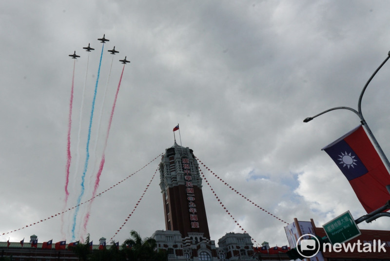 空軍雷虎小組以大雁隊形通過總統府上空，為國慶預演活動帶來最高潮。   圖：張良一/攝