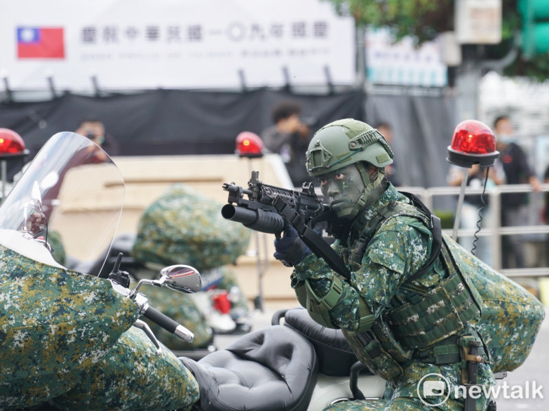 憲兵快速反應連演出「忠貞鐵騎 戎裝在憲」。   圖：張良一/攝