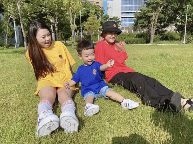 蔡桃貴(中)因媽媽二伯(左)常常在社群分享生活照片，人氣也直線飆升。   圖：翻攝Instagram