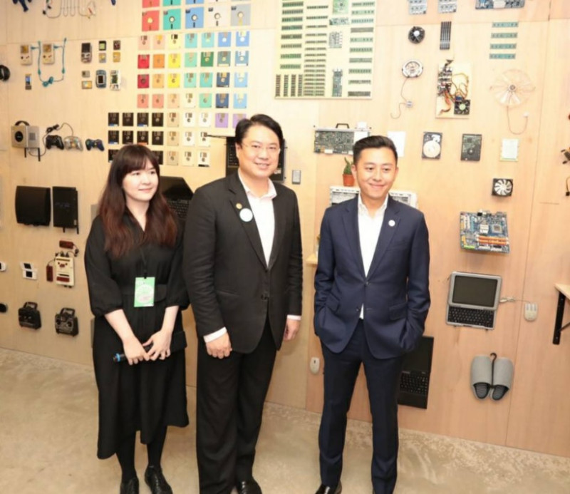 林智堅（右）為林右昌（中）導覽台灣設計展。   圖：基隆市政府提供