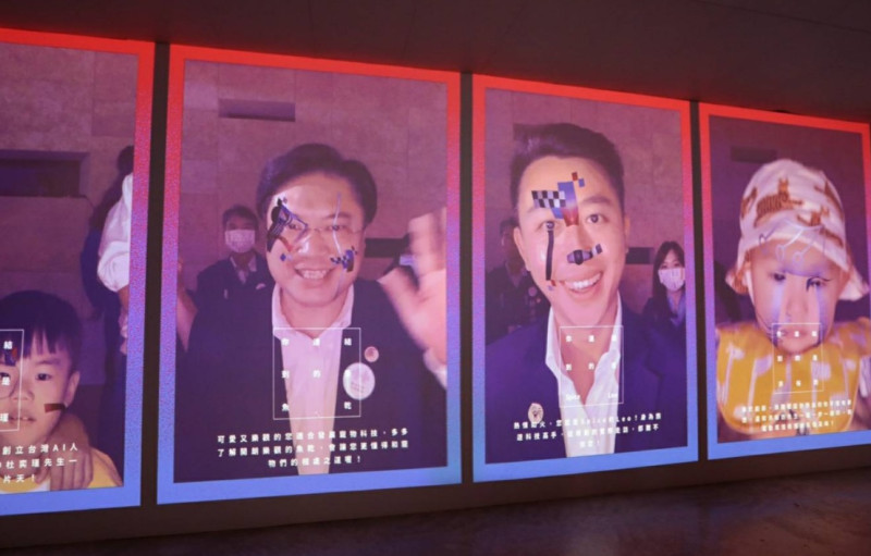 林右昌（左）和林智堅（右）玩起科技互動裝置「臉像刺青」。   圖：基隆市政府提供