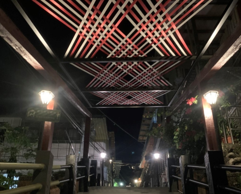 在夜晚中，伴隨著路燈及星空，織藝廊道展現出另外一種美。    圖：新北市原民局提供