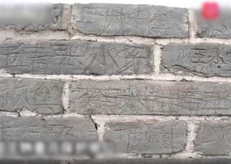 陝西榆林市的明長城鎮北台景區，長城上的石磚都被遊客刻上字，帶來災難性的破壞。   圖：翻攝東網