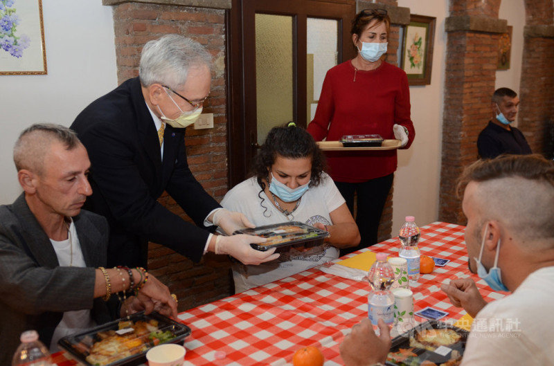 駐教廷大使李世明（左2）向弱勢族群提供台菜便當，大家對台灣美食都讚不絕口。   （駐教廷大使館提供）