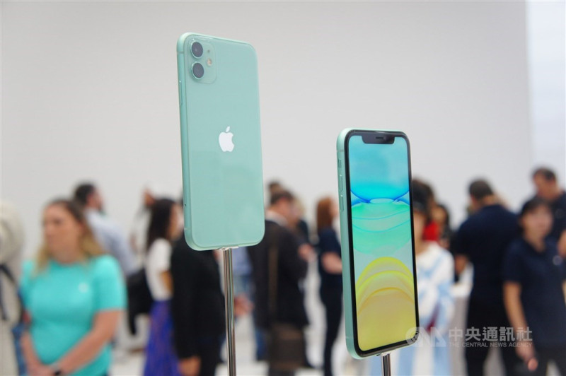 蘋果公司將於台灣時間14日凌晨1時舉行發表會，外界預期將推出iPhone 12系列。圖為搭載雙鏡頭的6.1吋綠色iPhone 11。   圖/中央社