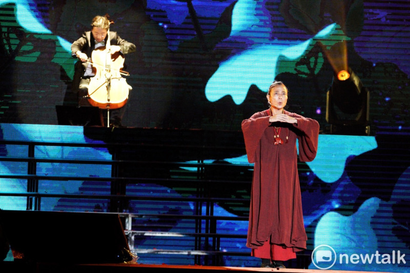 大提琴家張正傑和優人神鼓在國慶晚會跨界合作。   圖：張良一／攝