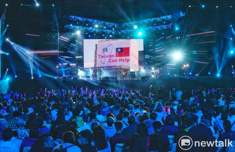 滅火器樂團在國慶晚會演唱時，舞台上的大型螢幕播放大大的Taiwan Can Help。   圖：張良一／攝