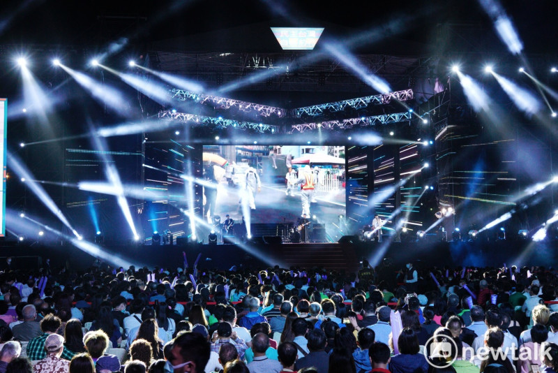 滅火器樂團在國慶晚會演唱時，舞台上的大型螢幕播放台灣的防疫成果。   圖：張良一／攝