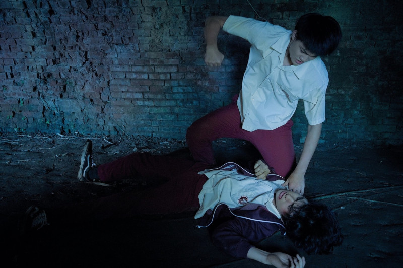 入圍金馬8項大獎的國片《無聲》爆出拍攝發生意外，一場南韓童星金玄彬(左、躺著)與劉子銓(右、蹲跪)的衝突戲，導致金玄彬眼睛受傷。   圖：CatchPlay/提供