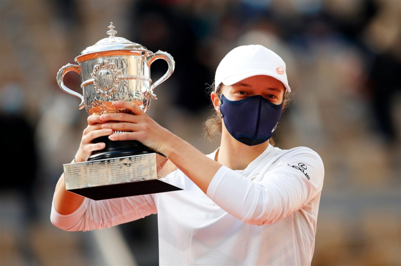19歲波蘭選手斯威雅蒂（圖）10日直落二擊敗第4種子美國女將科甯贏得法國網球公開賽女單冠軍，成為法網28年來最年輕的冠軍得主。   （圖取自twitter.com/WTA）
