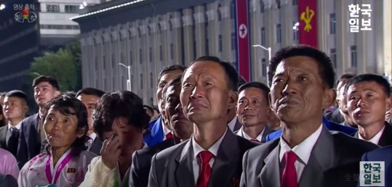 北韓勞動黨建黨75週年紀念日活動，與會者也感動拭淚。   圖 : 翻攝自YouTube