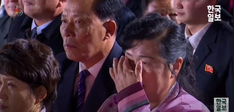 北韓勞動黨建黨75週年紀念日活動，與會者也感動拭淚。   圖 : 翻攝自YouTube