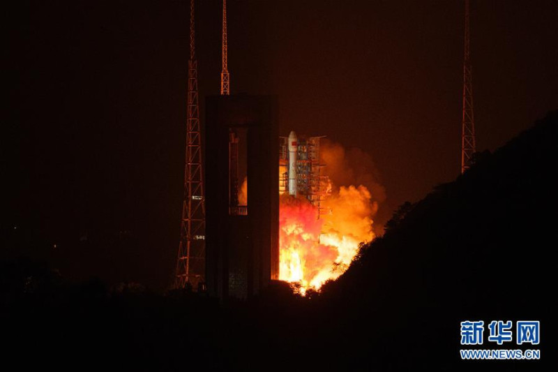 中國12日零時57分，在西昌衛星發射中心用長征三號乙運載火箭，成功將高分13號衛星發射升空。   圖：翻攝自新華網