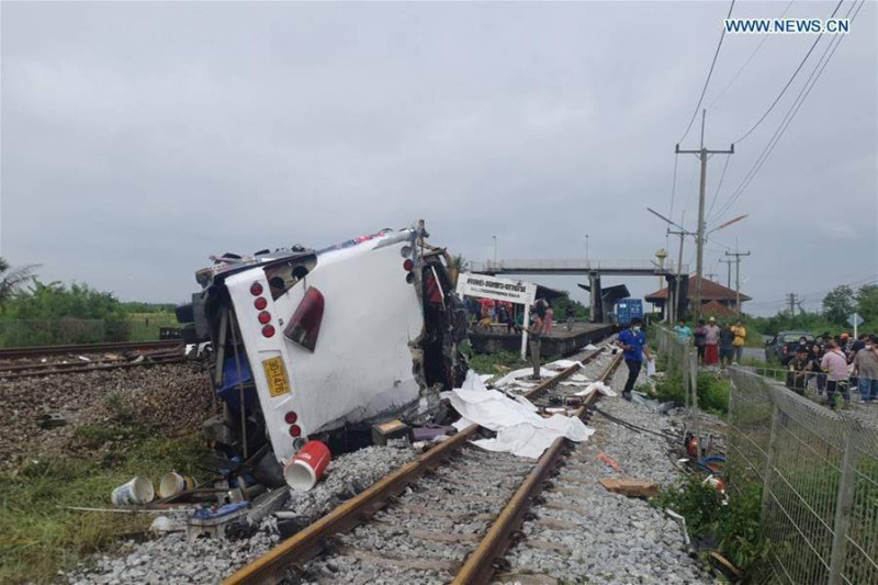 泰國曼谷發生發生一起嚴重的公車和火車相撞事故。   圖：翻攝自環球時報