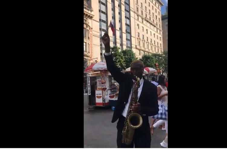 一名黑人音樂家在紐約大都會博物館前吹奏中國民國國歌!   圖 : 影片截圖