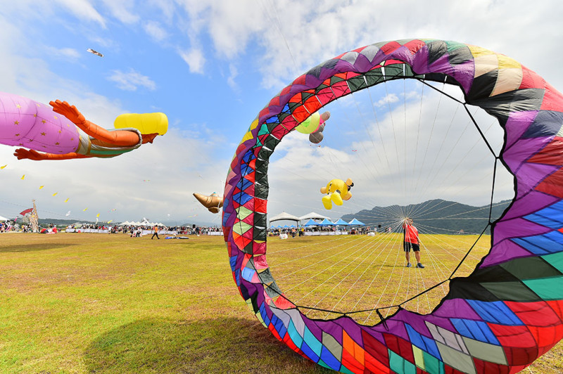 今年桃園風箏節以「太空」為主題，來自國外授權的太空風箏、國內的飛碟風箏將巡守中庄天空。（資料照）   圖：桃園觀光旅遊局／提供