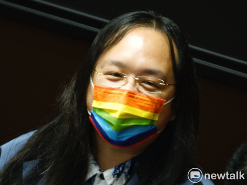 國民黨立委再度杯葛立法院院會，在百無聊賴的停擺議事中，政務委員唐鳳戴著一個彩虹口罩，成了最強眼的亮點。   圖：張良一/攝