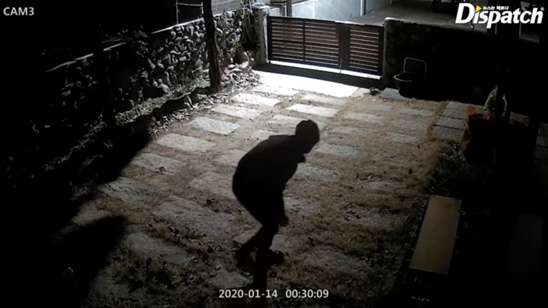 監視器畫面能看到一名男子鬼祟的進入具荷拉家中。   圖：截圖自YouTube DISPATCH