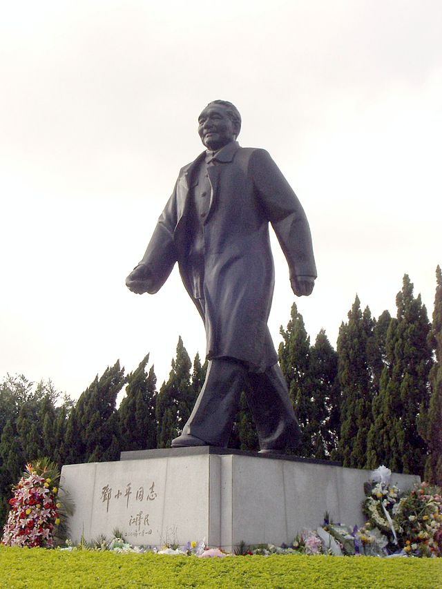 位於深圳蓮花山的鄧小平銅像。   圖：翻攝自維基百科