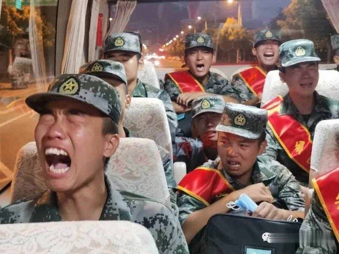 解放軍新兵入營，直接在車上痛哭   圖:擷取自推特