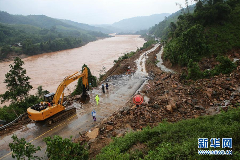 越南中部暴雨洪災，造成道路橋梁中斷。   圖：翻攝自新華網