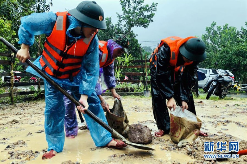 越南中部暴雨洪災，軍隊出動搶救。   圖：翻攝自新華網