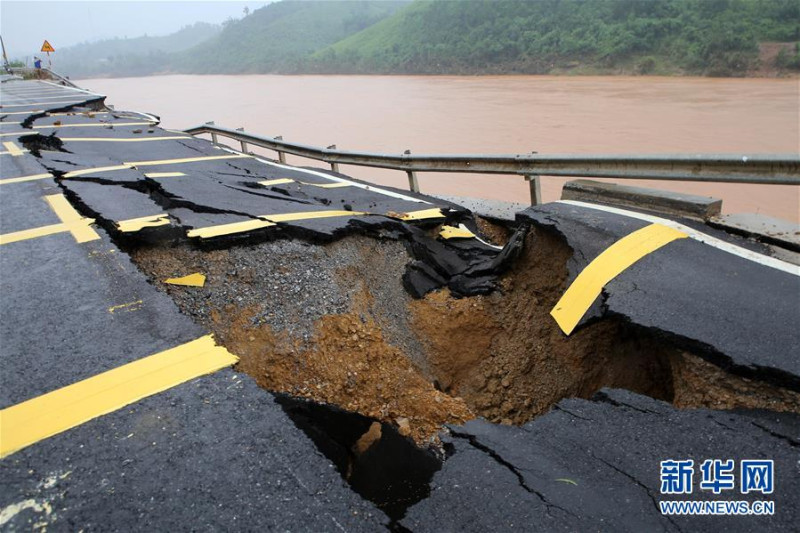 越南中部暴雨洪災，造成道路橋梁中斷。   圖：新華網