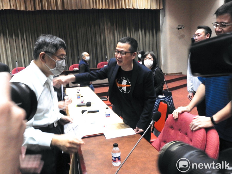 羅智強在台北市議會質問柯文哲：「若當了總統會容許任內有新聞台被關掉嗎？」   圖：周煊惠／攝