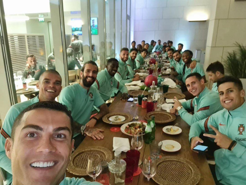 「C羅」在爆出確診前，才透過臉書向大家分享國家隊聚餐的照片。   圖：翻攝自Cristiano Ronaldo臉書