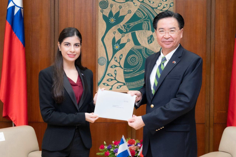 尼加拉瓜共和國新任駐台特命全權大使李蜜娜向外交部吳部長呈遞到任國書副本。   圖：外交部提供