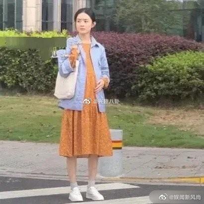 趙麗穎在寧波拍攝《幸福到萬家》，網友驚呼：「女神腿好細！」   圖：翻攝自興趣八卦微博