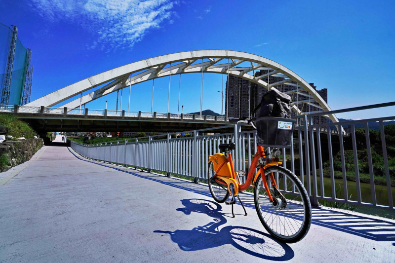 自行車道從原來的2公尺寬度，拓寬為更舒適、更安全的3公尺，10月 15日開放民眾通行使用。    圖：新北市水利局提供