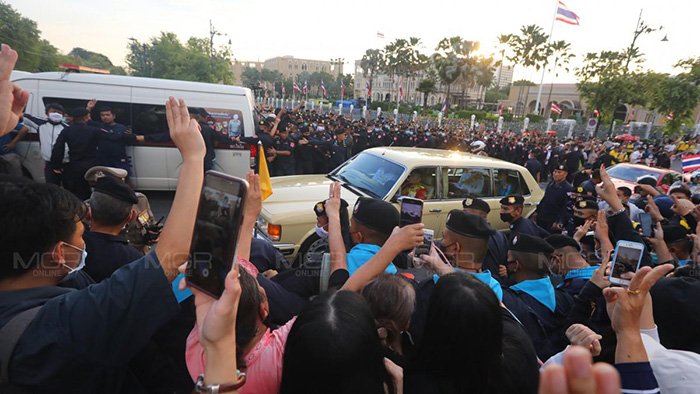 泰國反政府示威升級，14日傍間，1輛載有王后與王子的座車被抗議群眾包圍嗆聲，警方則團團圍住保護。   圖：翻攝自泰國mgronline.com
