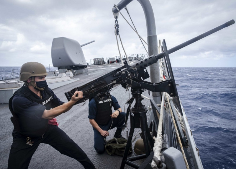 搭載美國太平洋艦隊制導導彈驅逐艦約翰·麥凱恩（DDG 56）的美國大兵，10月初在南海部署時，進行小型飛艇攻擊演習。   圖：翻攝自美國印太司令部臉書