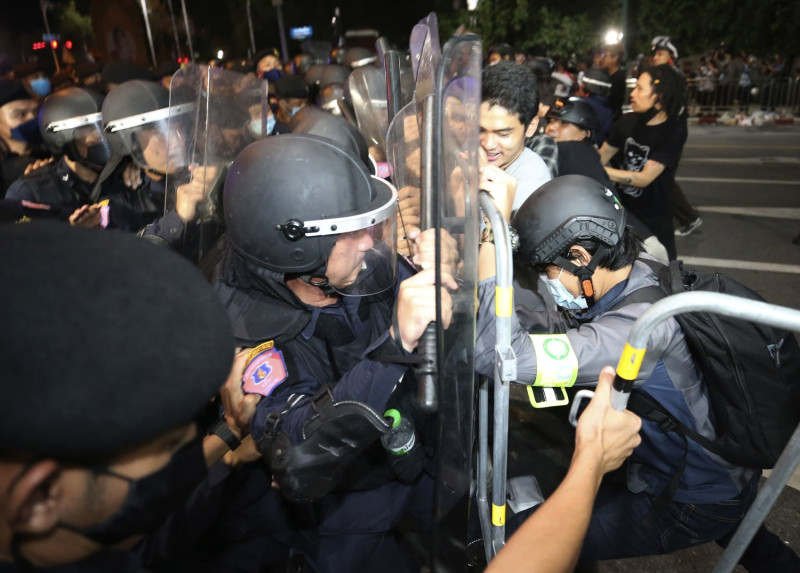 反政府示威持續升溫，警民發生衝突。   圖：達志影像／美聯社
