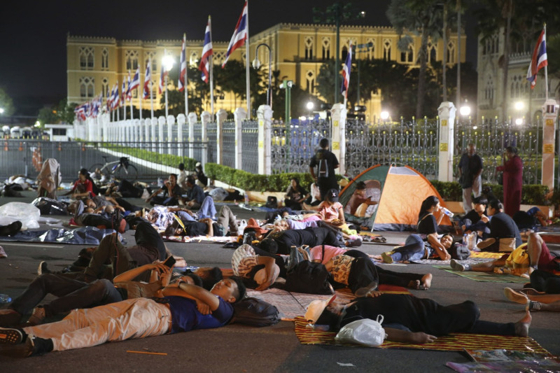示威民眾夜宿在總理府外表達抗議。   圖：達志影像／美聯社