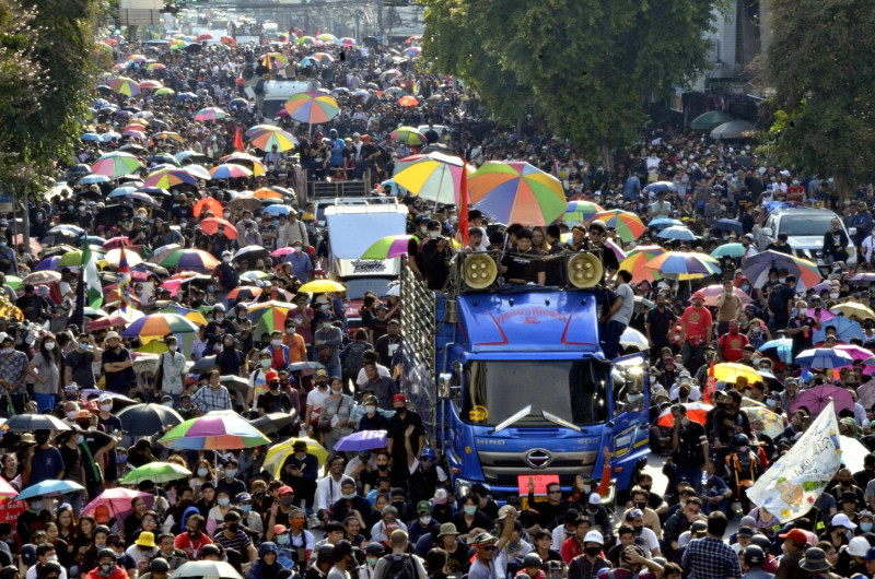 泰國政府為終結長達3個月學運示威祭出緊急措施，法院今（20）日仍正式對批判政府的網路電視台Voice TV所有線上平台下達停播命令。圖為民眾上街要求泰國總理帕拉育下台。   圖：達志影像／美聯社 (資料照片)
