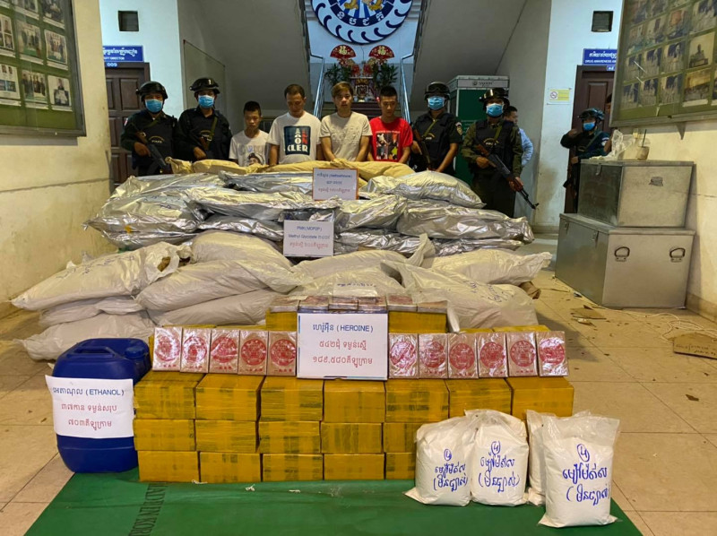 柬埔寨警方偵破大型毒品案，14日召開記者會，查獲重3頓毒品，價值高達1000萬美元（約2.87億元新台幣）。   圖：翻攝自Anti-Drug Department臉書
