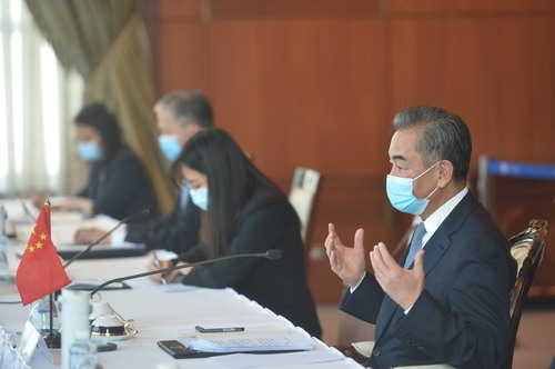 王毅在會中以疫苗作為外交籌碼，端出經貿合作加以拉攏。   圖：翻攝中國外交部官網