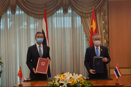 中國國務委員兼外長王毅（左）在曼谷與泰國副總理兼外交部長董恩舉行會談。   圖：翻攝中國外交部官網